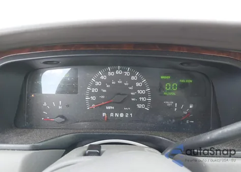 2002 Lincoln Town Car Signature from USA, damaged, VIN 1LNHM82W42Y656838